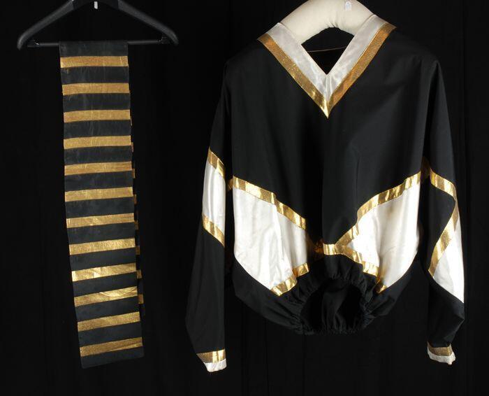 Jas-achtige blouse, wijd model met V-hals en vleermuismouw van wit, zwart en goudkleurig satijn in…