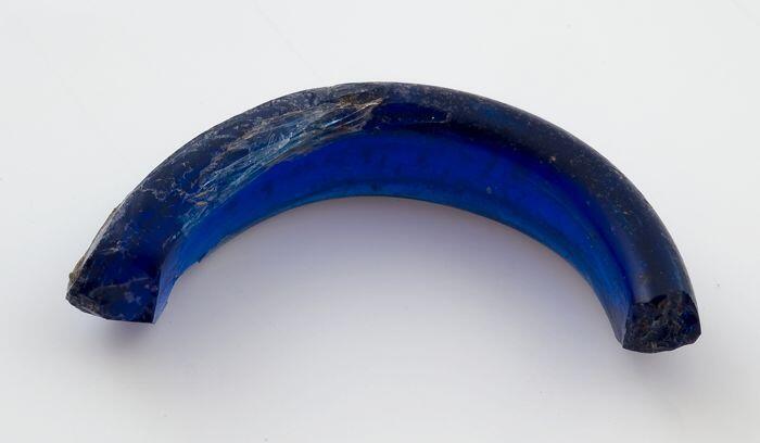 Fragment van glazen hanger of ring, donkerblauw glas