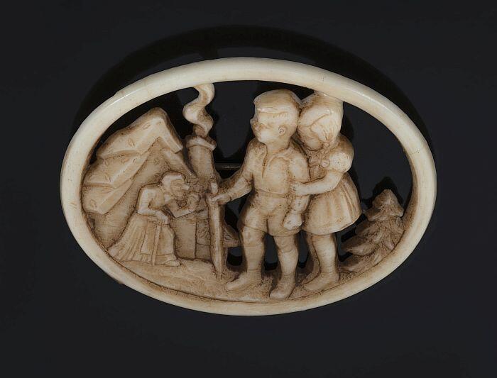 Witte kunststofwinterhulpspeld met voorstelling van Hans en Grietje
