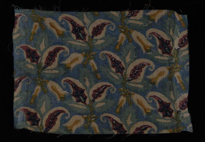 Stofstaal, katoen met veelkleurig dessin van pluimvormige bloemen met blauwe achtergrond, Kralingse…