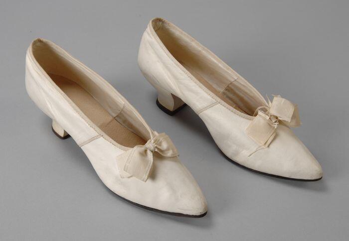 Witte leren damesschoenen met wit satijnen strikje