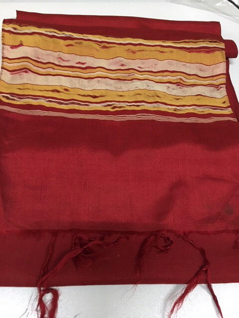 Shawl, donkerrode zijde met strepen in wit en oranje, franje langs de korte kanten