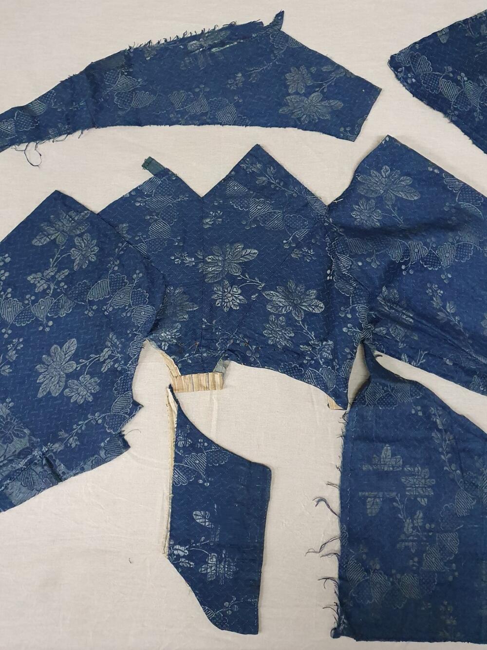 Jak van blauw zijden damast met ingeweven lichtblauwe bloemmotieven en slingers