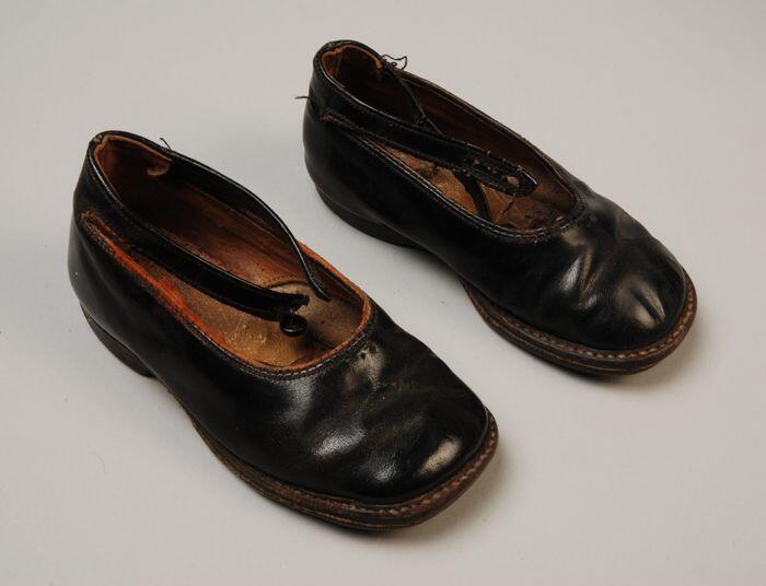 Zwarte lakleren kinderschoenen met enkelbandje met knoopsluiting, dikke zool met stiksel