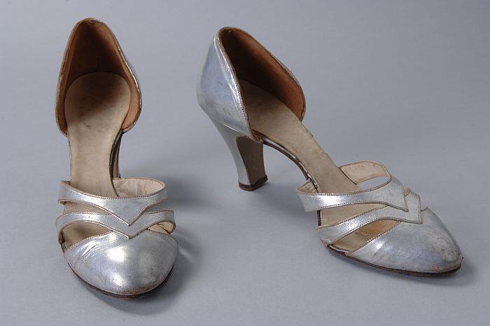 zilverkleurige leren avondschoenen met neus, twee bandjes en hielstuk