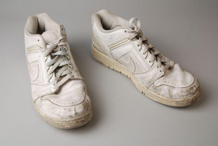 Paar witte sneakers, merk Nike, maat 46