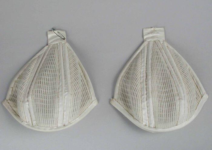 Paar witte boezemvullingen, een soort mandje van stijf nylon gebaleineerd, versteviging voor beha…