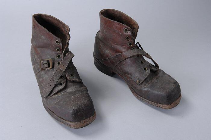 Paar bruine bergschoenen met stalen neuzen