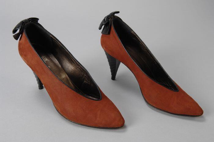 Steenrode nubuck pumps met zwart leren strikje op de hiel