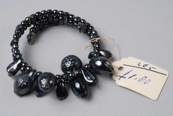 Armband, spiraalarmband van twee rijen zwart metalliek glanzende glazen kralen in fantasievorm,…
