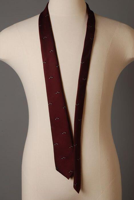 Stropdas, zelfbinder, met fantasie motiefjes op aubergine fond
