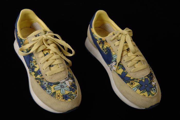 Paar gele sportschoenen met bloemmotieven, Nike