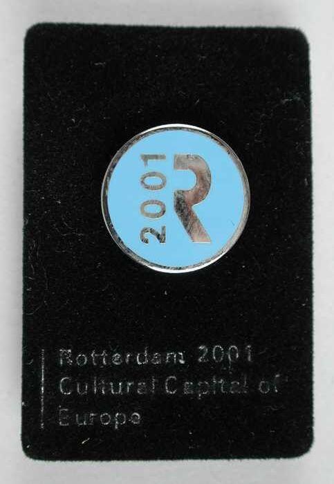 Speldje Rotterdam 2001 Culturele Hoofdstad van Europa: rond met blauwe achtergrond