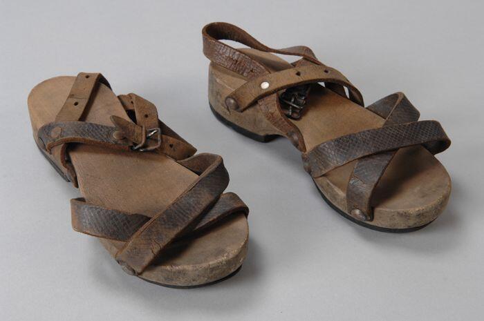 houten kindersandalen met leren bandjes