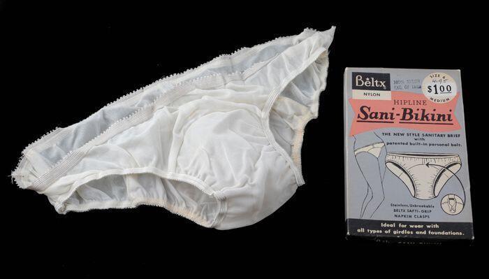 Witte nylondamesslip, "Sani-Bikini"