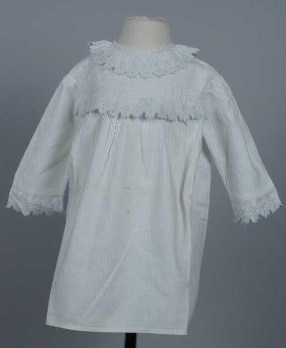 Kinderjurk of nachtjapon van wit katoen met ingeweven strepen, wit en lichtblauw broderie anglaise…