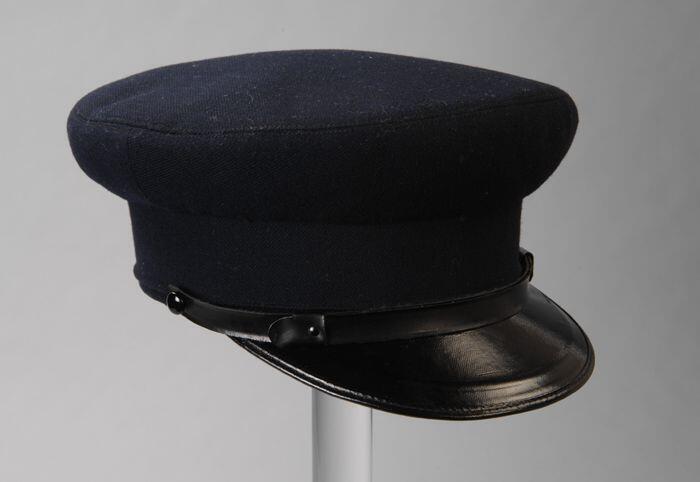 Blauwe herenpet, manspet met zwarte klep