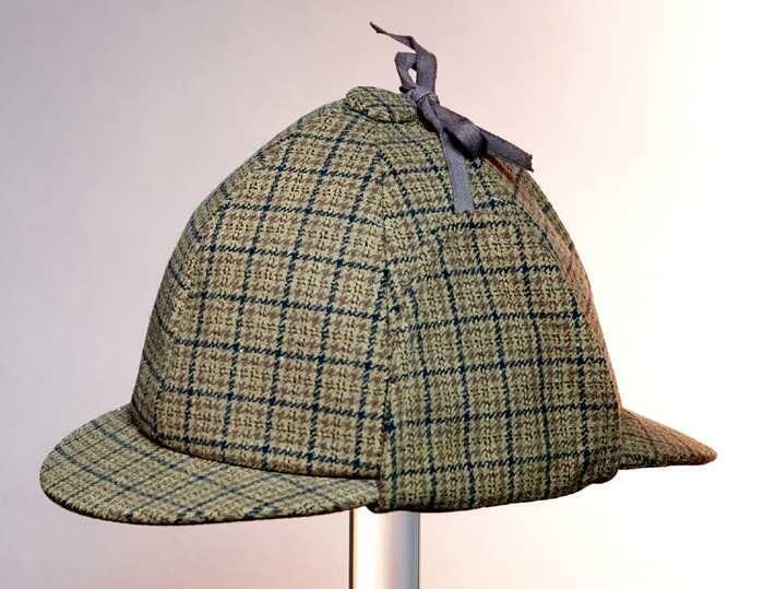 Pet van bruin geruite wolmet klep voor en achter, zijflappen bovenop geknoopt