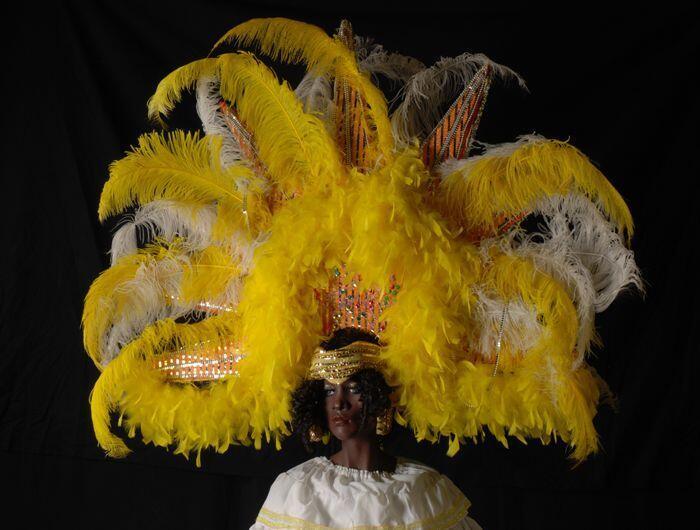 Geel/wit/gouden hoofdtooi met veren voor zomercarnaval, Kaapverdië