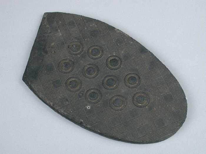 Twee zwarte kunststofzolen voor grote herenschoenen, gebruikt door schoenmaker