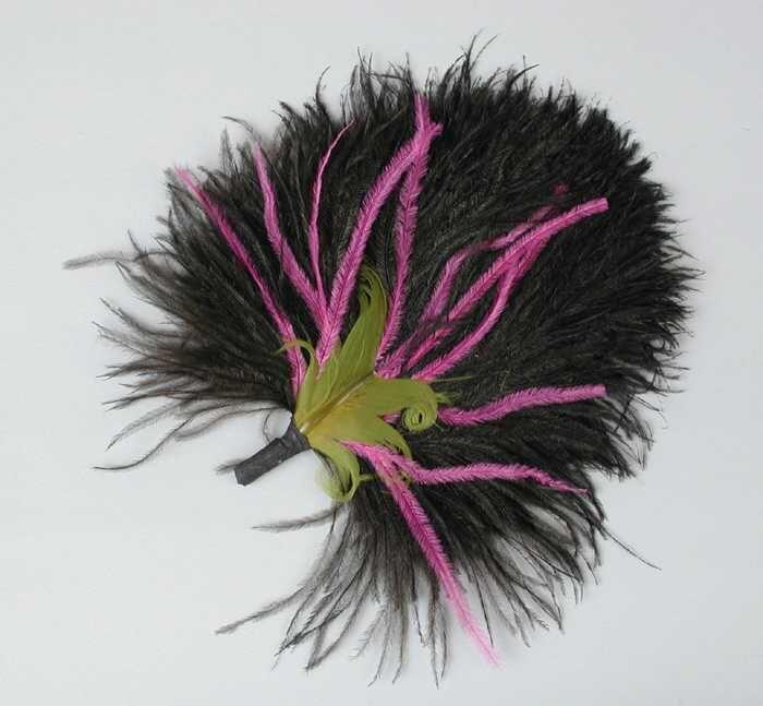 Veren hoedendecoratie of corsage, donkerbruine maraboeveren met hardrose en lichtgroene veren