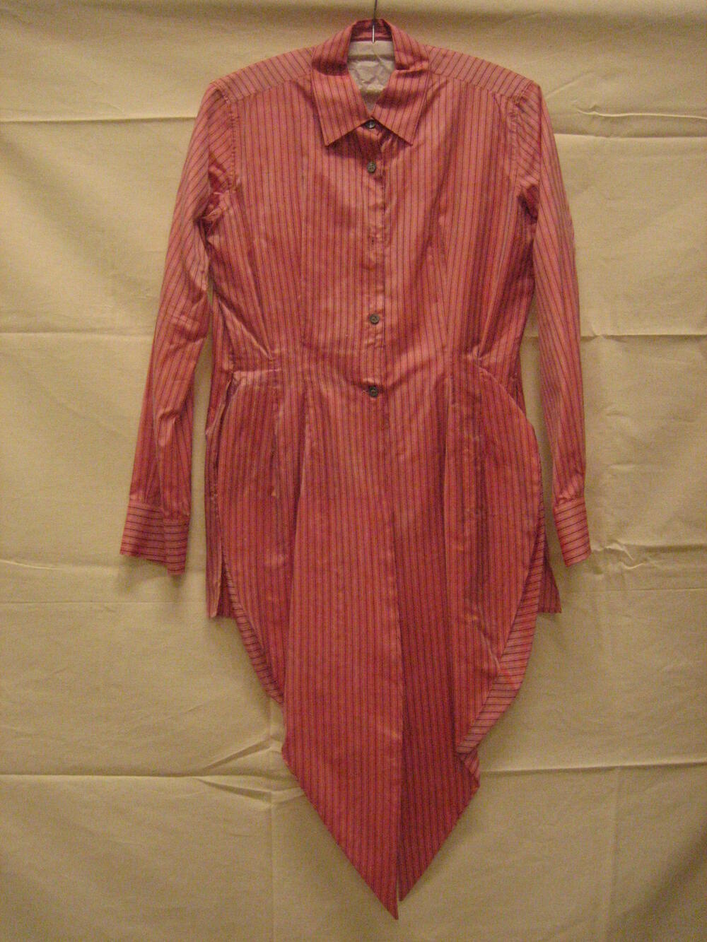 Blouse in de vorm van 'pandjeshemd' van roze gestreepte zijde