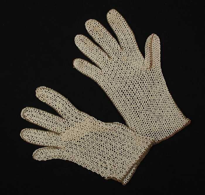 Paar korte dameshandschoenen van beige glanskatoen in ajour gehaakt en met bruin afgezet