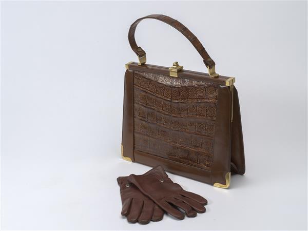 Handtas en handschoenen
