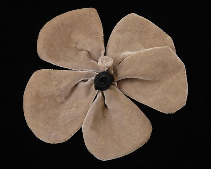 Corsage, bloemvorm met vijf blaadjes van beige velours aan de bovenzijde en zwart zijde aan de…