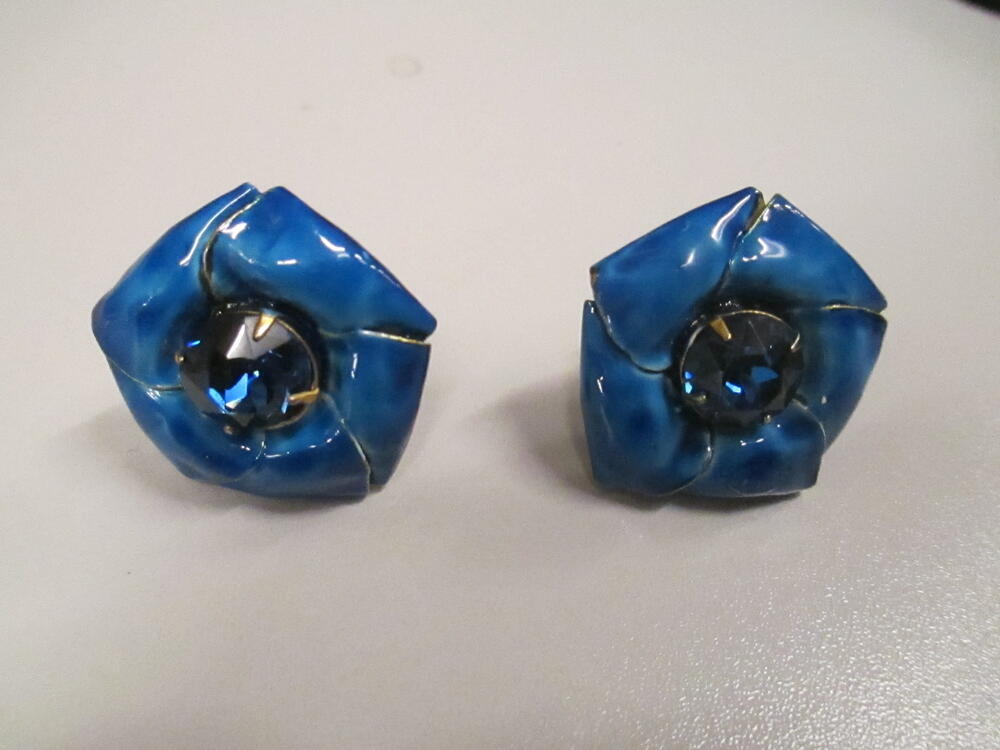 Oorclips, vijfhoekig bloemvormig model van blauw geëmailleerd metaal met hart van blauwe strass…