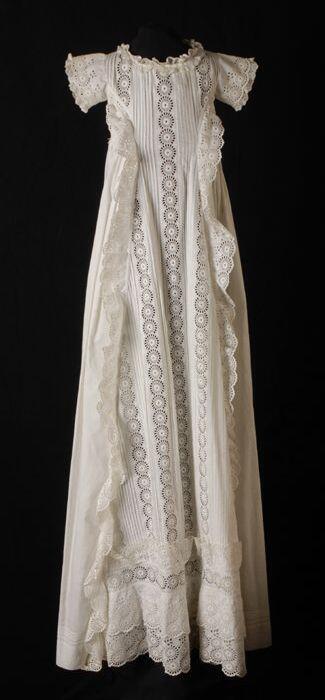 Witte doopjurk van broderie anglaise en katoen