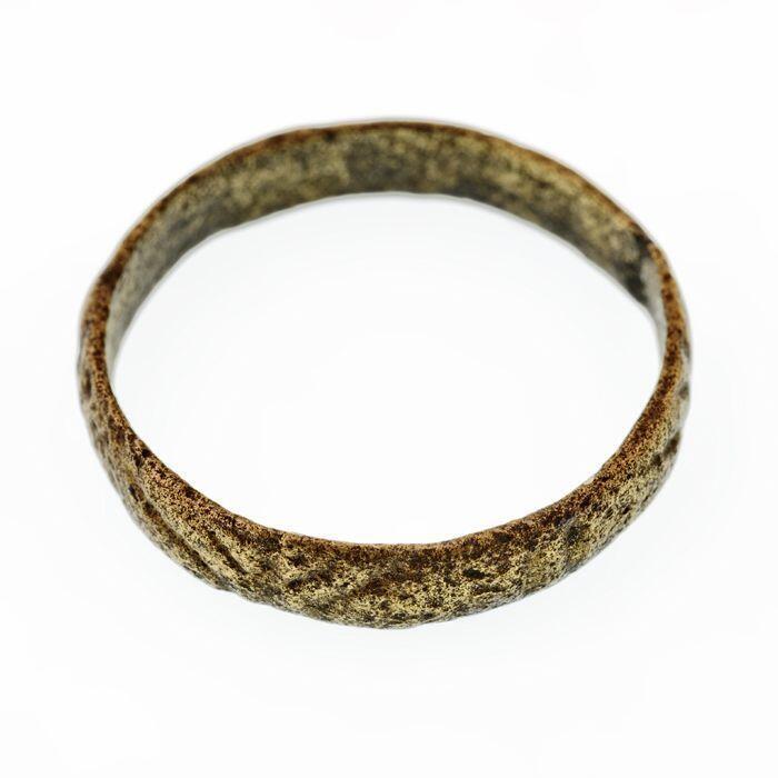 Koperen of bronzen ring, versierd, met tekst?