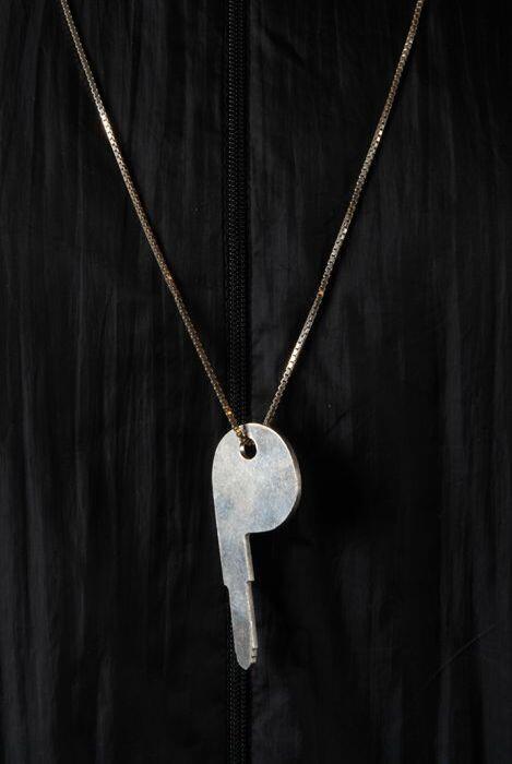 Key 1, sleutel aan zilveren ketting