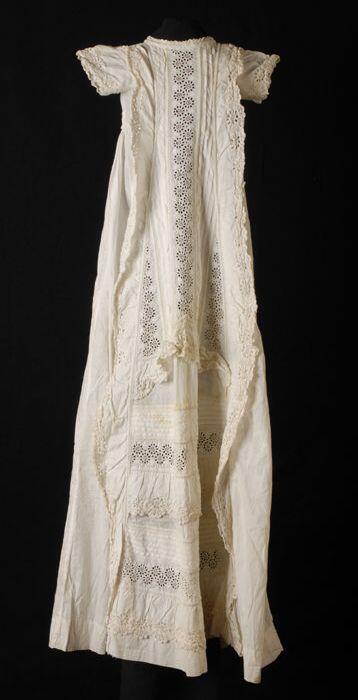 Lange doopjurk in prinsesselijn van wit katoen met broderie anglaise en soutache, strikceintuur