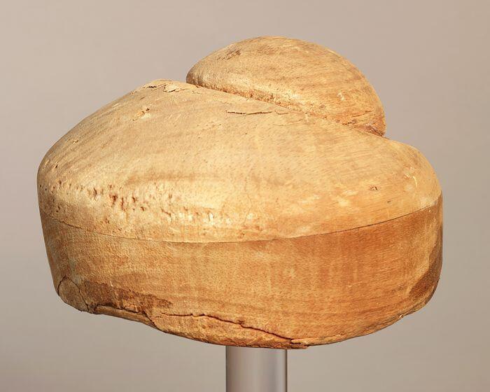 Hoedenmal, ovaal model van zacht naturelkleurig houtmet achter op de top een opstaand bolletje "113"