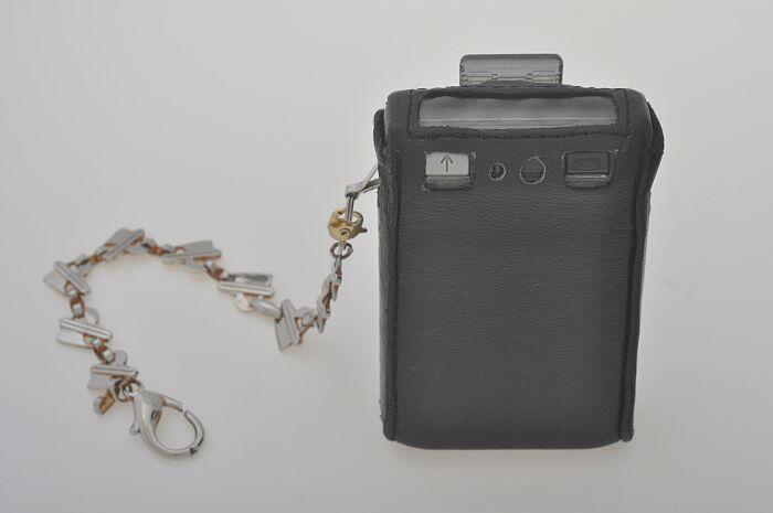 Semafoon of beeper van grijs transparant plastic met zwart leren hoesje, achterzijdeklem