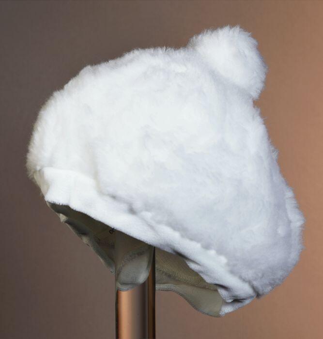 Witte ronde kindermuts, van kunstbont met pompon