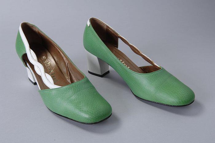 Groene leren pumps met witte blokhak, buitenkant voet opengewerkt met wit bandje met vlechtwerk