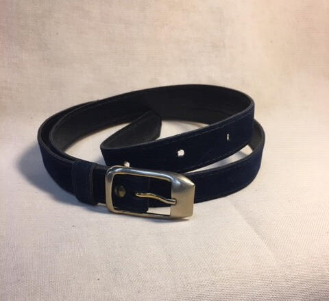 Ceintuur van blauw fluweel met zilverkleurige gesp, smal model