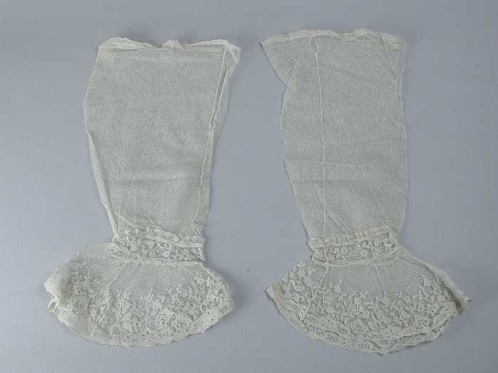 Paar ondermouwen van crèmekleurig tule met een brede engageante of manchet met kantachtige…