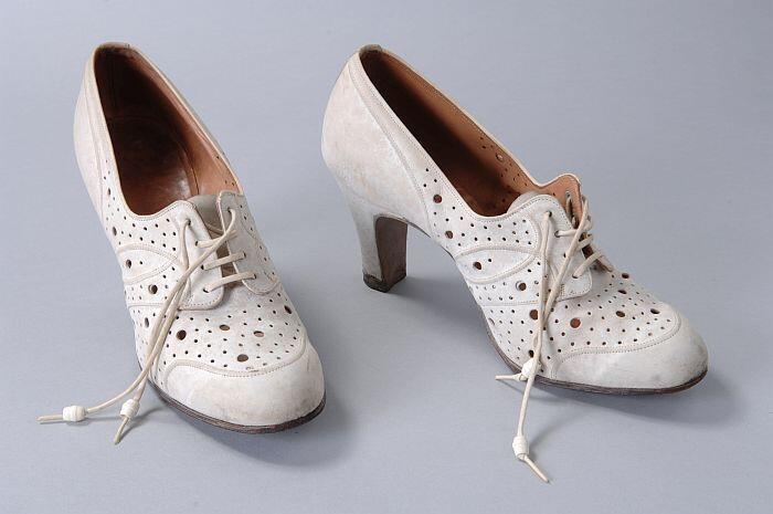 Witte nubuckleren veterschoenen met hoge hak en gaatjes als decoratie