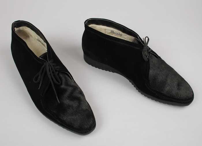 Herenschoenen met vetersluiting, zwart suéde met voorblad van kort glanzend zwart bont