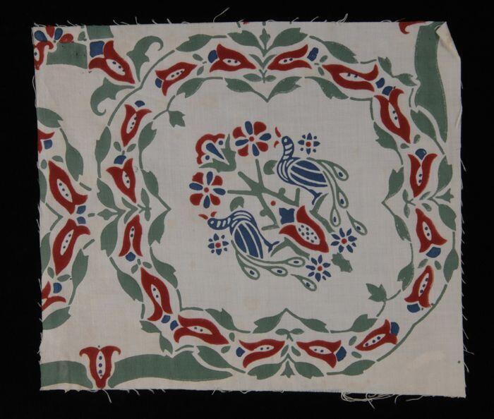 Stofstaal, katoen met folkloristisch dessin van bloemen en pauwen in rood, blauw en groen,…