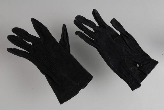 Paar korte rouwhandschoenen van zwart tricot katoen drukknoopsluiting