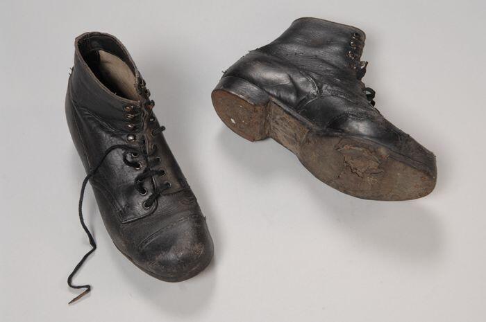 Zwarte leren enkelhoge kinderschoenen met vetersluiting