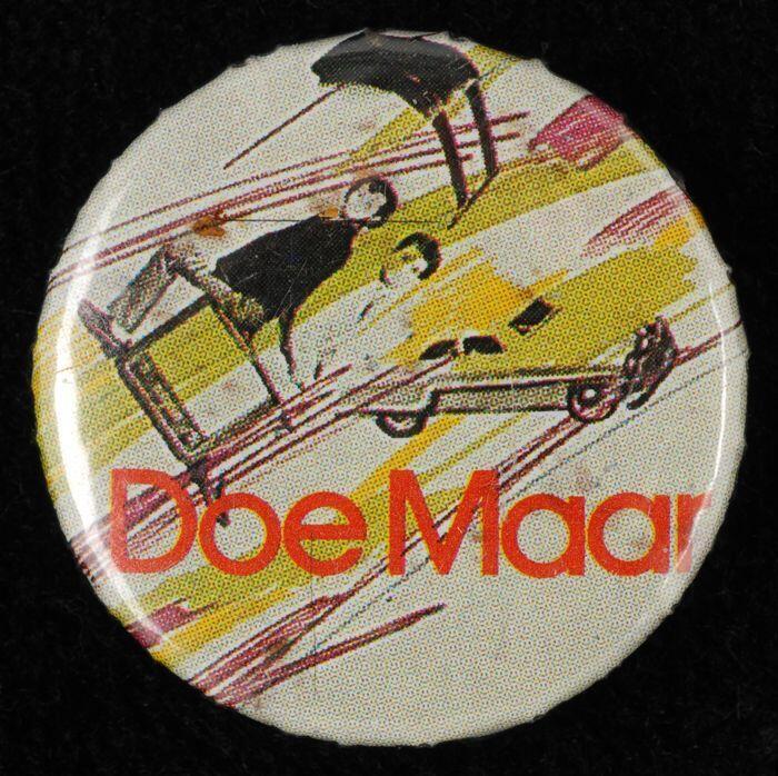 Kleine ronde "Doe Maar" button: afbeelding van LP-hoes 'Doris Day en Andere Stukken', "Doe Maar"