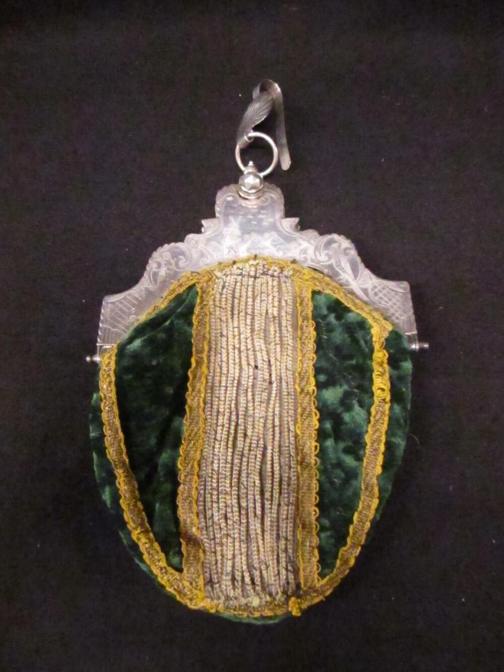 Kousen of Beugeltas, zilveren beugel en haak. Tas groene sterretjes pluche met bloemen, gegarneerd…