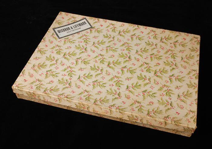 Rechthoekige platte kledingdoos met kerstdecoratie en etiket "Wisbrun & Liffmann", met origineel…