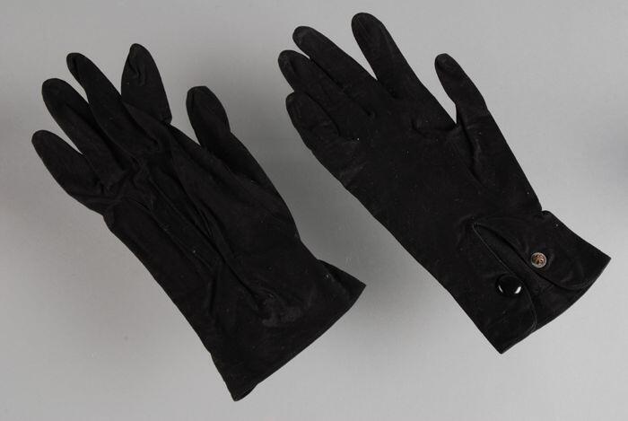Paar korte rouwhandschoenen van zwart tricot katoen drukknoopsluiting