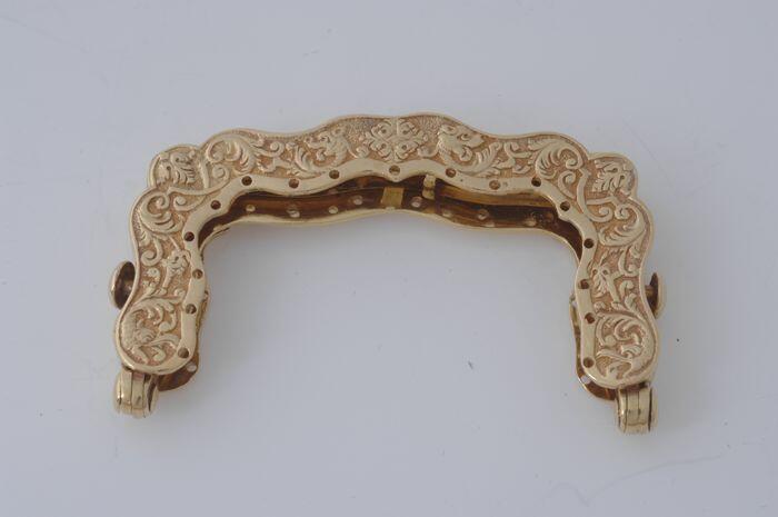 Gouden tasbeugel met "DE GOUDE BRUYLOFT GEVIERT VAN JAN VAN DEN BERG EN NEELTIE AMOUREUS Ao 17 10…